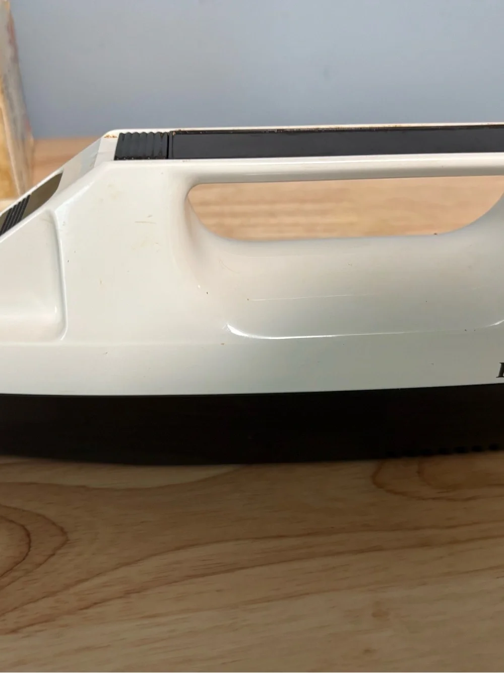 Regal Electric Knife in White and Brown